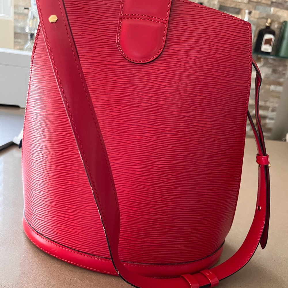 Red cluny epi shoulder bag - Picture 4 of 8